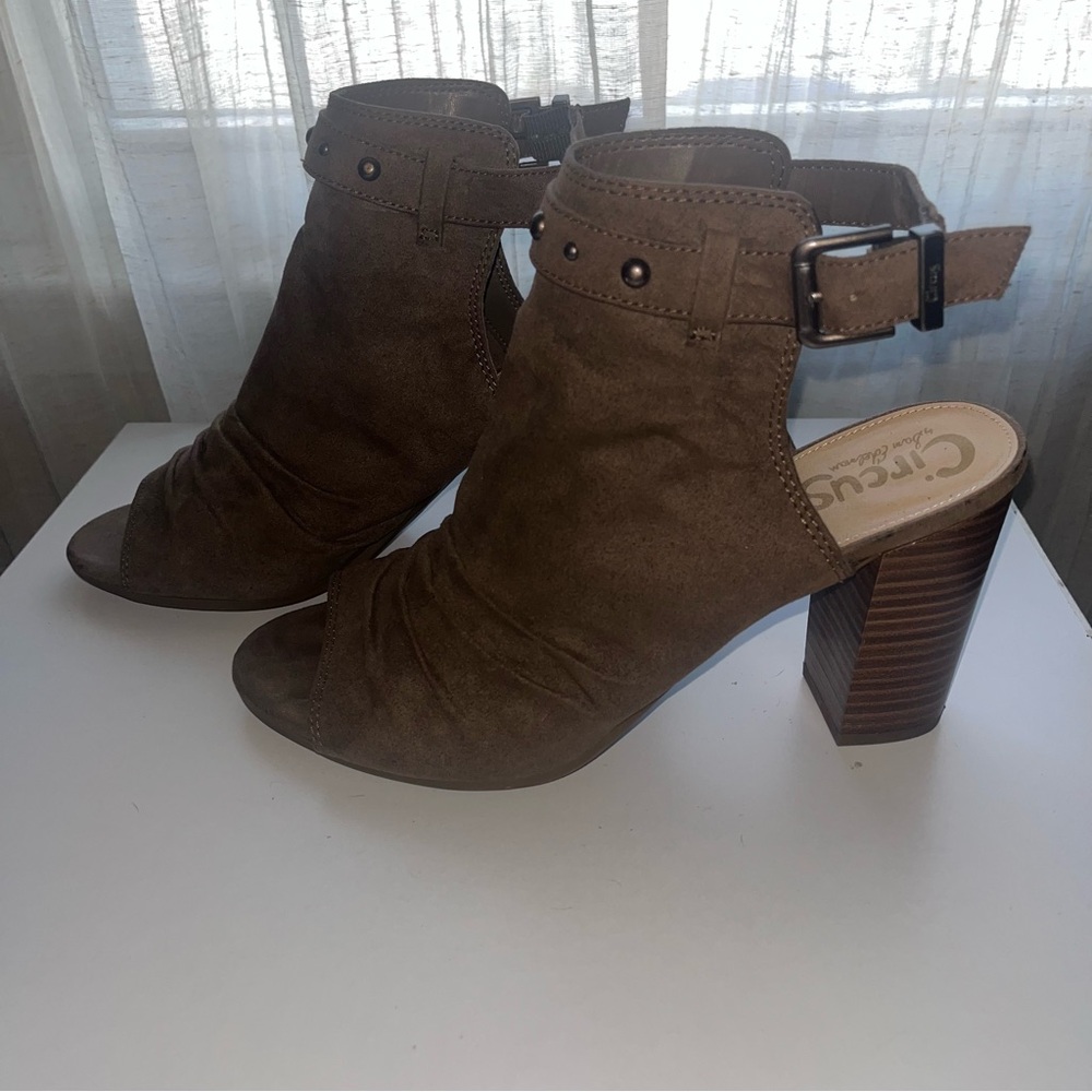 Circus by Sam Edelman Women's Tan Block Heel Open Toe Suede With Buckle Size 8.5 - Picture 3 of 10